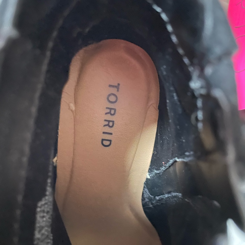 Torrid, could not wear, the hill was to tall for me. Size 9W and black.